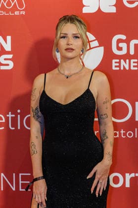 28.05.2026. Düsseldorf. Lottie Moss (jüngere Halbschwester von Supermodel Kate Moss) auf der zweiten Charity Gala zugunsten der Umbrella Stiftung im Hyatt Regency Hotel im Düsseldorfer Medienhafen. Die Umbrella Stiftung setzt sich seit rund 20 Jahren für die medizinische Hilfe von Verletzten und entstellten Personen ein. Gründer Dr. Afschin Fatemi reist dafür regelmäßig ehrenamtlich in Krisengebiete und Flüchtlingslager, um Kinder und Erwachsene mit schweren Verbrennungen, Kriegsverletzungen oder Tumoren kostenlos zu operieren. Düsseldorf Hotel Hyatt Regency, Medienhafen Nordrhein-Westfalen Deutschland *** 28 05 2026 Düsseldorf Lottie Moss younger half-sister of supermodel Kate Moss at the second charity gala for the Umbrella Fou