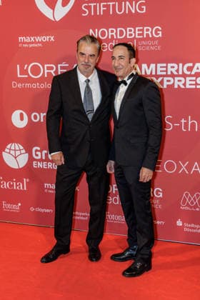 28.05.2026. Düsseldorf. (l-r) Chris Noth aus Sex and the City und Dr. Afschin Fatemi auf der zweiten Charity Gala zugunsten der Umbrella Stiftung im Hyatt Regency Hotel im Düsseldorfer Medienhafen. Die Umbrella Stiftung setzt sich seit rund 20 Jahren für die medizinische Hilfe von Verletzten und entstellten Personen ein. Gründer Dr. Afschin Fatemi reist dafür regelmäßig ehrenamtlich in Krisengebiete und Flüchtlingslager, um Kinder und Erwachsene mit schweren Verbrennungen, Kriegsverletzungen oder Tumoren kostenlos zu operieren. Düsseldorf Hotel Hyatt Regency, Medienhafen Nordrhein-Westfalen Deutschland *** 28 05 2026 Düsseldorf l r Chris Noth from Sex and the City and Dr Afschin Fatemi at the second charity gala to benefit the