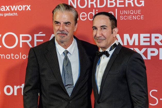 28.05.2026. Düsseldorf. (l-r) Chris Noth aus Sex and the City und Dr. Afschin Fatemi auf der zweiten Charity Gala zugunsten der Umbrella Stiftung im Hyatt Regency Hotel im Düsseldorfer Medienhafen. Die Umbrella Stiftung setzt sich seit rund 20 Jahren für die medizinische Hilfe von Verletzten und entstellten Personen ein. Gründer Dr. Afschin Fatemi reist dafür regelmäßig ehrenamtlich in Krisengebiete und Flüchtlingslager, um Kinder und Erwachsene mit schweren Verbrennungen, Kriegsverletzungen oder Tumoren kostenlos zu operieren. Düsseldorf Hotel Hyatt Regency, Medienhafen Nordrhein-Westfalen Deutschland *** 28 05 2026 Düsseldorf l r Chris Noth from Sex and the City and Dr Afschin Fatemi at the second charity gala to benefit the