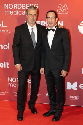 28.05.2026. Düsseldorf. (l-r) Chris Noth aus Sex and the City und Dr. Afschin Fatemi auf der zweiten Charity Gala zugunsten der Umbrella Stiftung im Hyatt Regency Hotel im Düsseldorfer Medienhafen. Die Umbrella Stiftung setzt sich seit rund 20 Jahren für die medizinische Hilfe von Verletzten und entstellten Personen ein. Gründer Dr. Afschin Fatemi reist dafür regelmäßig ehrenamtlich in Krisengebiete und Flüchtlingslager, um Kinder und Erwachsene mit schweren Verbrennungen, Kriegsverletzungen oder Tumoren kostenlos zu operieren. Düsseldorf Hotel Hyatt Regency, Medienhafen Nordrhein-Westfalen Deutschland *** 28 05 2026 Düsseldorf l r Chris Noth from Sex and the City and Dr Afschin Fatemi at the second charity gala to benefit the