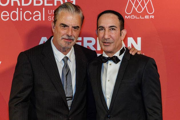 28.05.2026. Düsseldorf. (l-r) Chris Noth aus Sex and the City und Dr. Afschin Fatemi auf der zweiten Charity Gala zugunsten der Umbrella Stiftung im Hyatt Regency Hotel im Düsseldorfer Medienhafen. Die Umbrella Stiftung setzt sich seit rund 20 Jahren für die medizinische Hilfe von Verletzten und entstellten Personen ein. Gründer Dr. Afschin Fatemi reist dafür regelmäßig ehrenamtlich in Krisengebiete und Flüchtlingslager, um Kinder und Erwachsene mit schweren Verbrennungen, Kriegsverletzungen oder Tumoren kostenlos zu operieren. Düsseldorf Hotel Hyatt Regency, Medienhafen Nordrhein-Westfalen Deutschland *** 28 05 2026 Düsseldorf l r Chris Noth from Sex and the City and Dr Afschin Fatemi at the second charity gala to benefit the