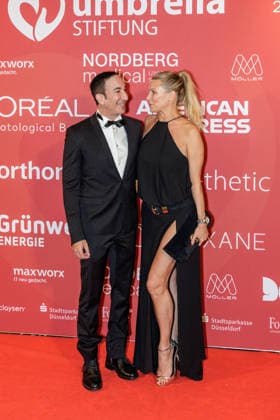28.05.2026. Düsseldorf. (l-r) Dr. Afschin Fatemi und Magdalena Brzeska auf der zweiten Charity Gala zugunsten der Umbrella Stiftung im Hyatt Regency Hotel im Düsseldorfer Medienhafen. Die Umbrella Stiftung setzt sich seit rund 20 Jahren für die medizinische Hilfe von Verletzten und entstellten Personen ein. Gründer Dr. Afschin Fatemi reist dafür regelmäßig ehrenamtlich in Krisengebiete und Flüchtlingslager, um Kinder und Erwachsene mit schweren Verbrennungen, Kriegsverletzungen oder Tumoren kostenlos zu operieren. Düsseldorf Hotel Hyatt Regency, Medienhafen Nordrhein-Westfalen Deutschland *** 28 05 2026 Düsseldorf l r Dr Afschin Fatemi and Magdalena Brzeska at the second charity gala to benefit the Umbrella Foundation at the Hyatt