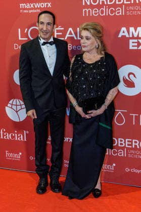 28.05.2026. Düsseldorf. (l-r) Dr. Afschin Fatemi und Catherine Deneuve auf der zweiten Charity Gala zugunsten der Umbrella Stiftung im Hyatt Regency Hotel im Düsseldorfer Medienhafen. Die Umbrella Stiftung setzt sich seit rund 20 Jahren für die medizinische Hilfe von Verletzten und entstellten Personen ein. Gründer Dr. Afschin Fatemi reist dafür regelmäßig ehrenamtlich in Krisengebiete und Flüchtlingslager, um Kinder und Erwachsene mit schweren Verbrennungen, Kriegsverletzungen oder Tumoren kostenlos zu operieren. Düsseldorf Hotel Hyatt Regency, Medienhafen Nordrhein-Westfalen Deutschland *** 28 05 2026 Düsseldorf l r Dr Afschin Fatemi and Catherine Deneuve at the second charity gala for the Umbrella Foundation at the Hyatt Regenc