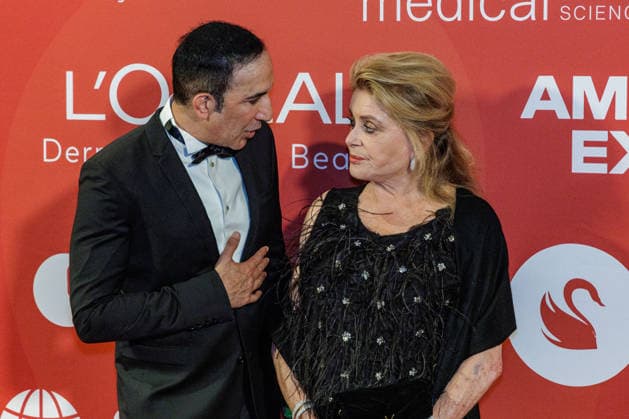 28.05.2026. Düsseldorf. (l-r) Dr. Afschin Fatemi und Catherine Deneuve auf der zweiten Charity Gala zugunsten der Umbrella Stiftung im Hyatt Regency Hotel im Düsseldorfer Medienhafen. Die Umbrella Stiftung setzt sich seit rund 20 Jahren für die medizinische Hilfe von Verletzten und entstellten Personen ein. Gründer Dr. Afschin Fatemi reist dafür regelmäßig ehrenamtlich in Krisengebiete und Flüchtlingslager, um Kinder und Erwachsene mit schweren Verbrennungen, Kriegsverletzungen oder Tumoren kostenlos zu operieren. Düsseldorf Hotel Hyatt Regency, Medienhafen Nordrhein-Westfalen Deutschland *** 28 05 2026 Düsseldorf l r Dr Afschin Fatemi and Catherine Deneuve at the second charity gala for the Umbrella Foundation at the Hyatt Regenc