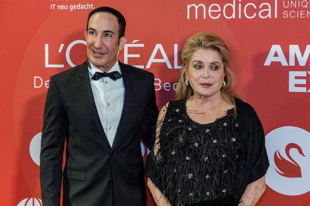 28.05.2026. Düsseldorf. (l-r) Dr. Afschin Fatemi und Catherine Deneuve auf der zweiten Charity Gala zugunsten der Umbrella Stiftung im Hyatt Regency Hotel im Düsseldorfer Medienhafen. Die Umbrella Stiftung setzt sich seit rund 20 Jahren für die medizinische Hilfe von Verletzten und entstellten Personen ein. Gründer Dr. Afschin Fatemi reist dafür regelmäßig ehrenamtlich in Krisengebiete und Flüchtlingslager, um Kinder und Erwachsene mit schweren Verbrennungen, Kriegsverletzungen oder Tumoren kostenlos zu operieren. Düsseldorf Hotel Hyatt Regency, Medienhafen Nordrhein-Westfalen Deutschland *** 28 05 2026 Düsseldorf l r Dr Afschin Fatemi and Catherine Deneuve at the second charity gala for the Umbrella Foundation at the Hyatt Regenc