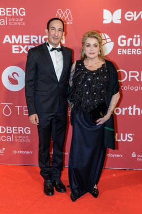 28.05.2026. Düsseldorf. (l-r) Dr. Afschin Fatemi und Catherine Deneuve auf der zweiten Charity Gala zugunsten der Umbrella Stiftung im Hyatt Regency Hotel im Düsseldorfer Medienhafen. Die Umbrella Stiftung setzt sich seit rund 20 Jahren für die medizinische Hilfe von Verletzten und entstellten Personen ein. Gründer Dr. Afschin Fatemi reist dafür regelmäßig ehrenamtlich in Krisengebiete und Flüchtlingslager, um Kinder und Erwachsene mit schweren Verbrennungen, Kriegsverletzungen oder Tumoren kostenlos zu operieren. Düsseldorf Hotel Hyatt Regency, Medienhafen Nordrhein-Westfalen Deutschland *** 28 05 2026 Düsseldorf l r Dr Afschin Fatemi and Catherine Deneuve at the second charity gala in aid of the Umbrella Foundation at the Hyatt