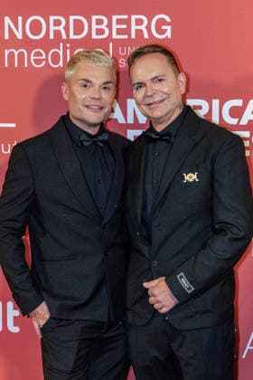 28.05.2026. Düsseldorf. (l-r) Gäste auf der zweiten Charity Gala zugunsten der Umbrella Stiftung im Hyatt Regency Hotel im Düsseldorfer Medienhafen. Die Umbrella Stiftung setzt sich seit rund 20 Jahren für die medizinische Hilfe von Verletzten und entstellten Personen ein. Gründer Dr. Afschin Fatemi reist dafür regelmäßig ehrenamtlich in Krisengebiete und Flüchtlingslager, um Kinder und Erwachsene mit schweren Verbrennungen, Kriegsverletzungen oder Tumoren kostenlos zu operieren. Düsseldorf Hotel Hyatt Regency, Medienhafen Nordrhein-Westfalen Deutschland *** 28 05 2026 Düsseldorf l r Guests at the second charity gala to benefit the Umbrella Foundation at the Hyatt Regency Hotel in Düsseldorfs Medienhafen The Umbrella Foundation h