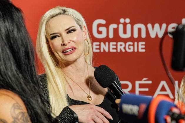 28.05.2026. Düsseldorf. Daniela Katzenberger auf der zweiten Charity Gala zugunsten der Umbrella Stiftung im Hyatt Regency Hotel im Düsseldorfer Medienhafen. Die Umbrella Stiftung setzt sich seit rund 20 Jahren für die medizinische Hilfe von Verletzten und entstellten Personen ein. Gründer Dr. Afschin Fatemi reist dafür regelmäßig ehrenamtlich in Krisengebiete und Flüchtlingslager, um Kinder und Erwachsene mit schweren Verbrennungen, Kriegsverletzungen oder Tumoren kostenlos zu operieren. Düsseldorf Hotel Hyatt Regency, Medienhafen Nordrhein-Westfalen Deutschland *** 28 05 2026 Düsseldorf Daniela Katzenberger at the second charity gala for the Umbrella Foundation at the Hyatt Regency Hotel in Düsseldorfs Medienhafen The Umbrella F