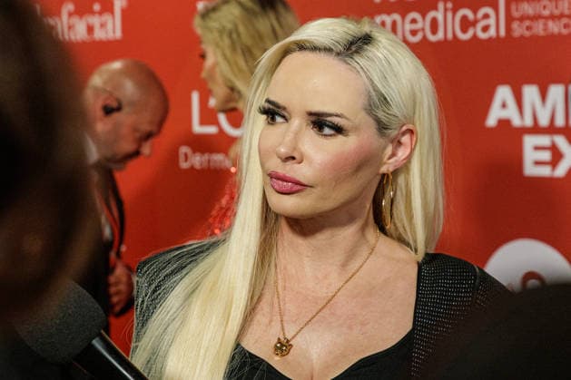 28.05.2026. Düsseldorf. Daniela Katzenberger auf der zweiten Charity Gala zugunsten der Umbrella Stiftung im Hyatt Regency Hotel im Düsseldorfer Medienhafen. Die Umbrella Stiftung setzt sich seit rund 20 Jahren für die medizinische Hilfe von Verletzten und entstellten Personen ein. Gründer Dr. Afschin Fatemi reist dafür regelmäßig ehrenamtlich in Krisengebiete und Flüchtlingslager, um Kinder und Erwachsene mit schweren Verbrennungen, Kriegsverletzungen oder Tumoren kostenlos zu operieren. Düsseldorf Hotel Hyatt Regency, Medienhafen Nordrhein-Westfalen Deutschland *** 28 05 2026 Düsseldorf Daniela Katzenberger at the second charity gala for the Umbrella Foundation at the Hyatt Regency Hotel in Düsseldorfs Medienhafen The Umbrella F