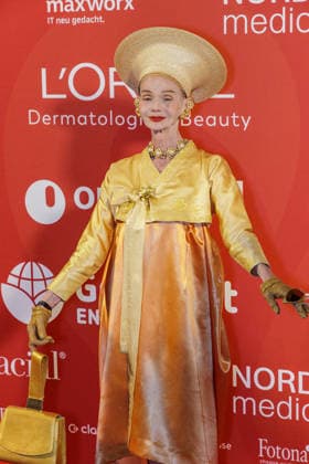 28.05.2026. Düsseldorf. Gast auf der zweiten Charity Gala zugunsten der Umbrella Stiftung im Hyatt Regency Hotel im Düsseldorfer Medienhafen. Die Umbrella Stiftung setzt sich seit rund 20 Jahren für die medizinische Hilfe von Verletzten und entstellten Personen ein. Gründer Dr. Afschin Fatemi reist dafür regelmäßig ehrenamtlich in Krisengebiete und Flüchtlingslager, um Kinder und Erwachsene mit schweren Verbrennungen, Kriegsverletzungen oder Tumoren kostenlos zu operieren. Düsseldorf Hotel Hyatt Regency, Medienhafen Nordrhein-Westfalen Deutschland *** 28 05 2026 Düsseldorf Guest at the second charity gala to benefit the Umbrella Foundation at the Hyatt Regency Hotel in Düsseldorfs Medienhafen The Umbrella Foundation has been provi