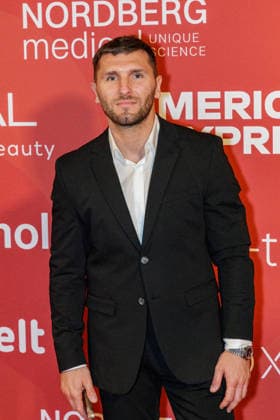 28.05.2026. Düsseldorf. Shkodran Mustafi auf der zweiten Charity Gala zugunsten der Umbrella Stiftung im Hyatt Regency Hotel im Düsseldorfer Medienhafen. Die Umbrella Stiftung setzt sich seit rund 20 Jahren für die medizinische Hilfe von Verletzten und entstellten Personen ein. Gründer Dr. Afschin Fatemi reist dafür regelmäßig ehrenamtlich in Krisengebiete und Flüchtlingslager, um Kinder und Erwachsene mit schweren Verbrennungen, Kriegsverletzungen oder Tumoren kostenlos zu operieren. Düsseldorf Hotel Hyatt Regency, Medienhafen Nordrhein-Westfalen Deutschland *** 28 05 2026 Düsseldorf Shkodran Mustafi at the second charity gala in aid of the Umbrella Foundation at the Hyatt Regency Hotel in Düsseldorfs Medienhafen The Umbrella Fou