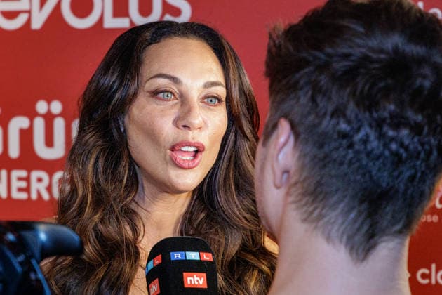28.05.2026. Düsseldorf. Lilly Becker auf der zweiten Charity Gala zugunsten der Umbrella Stiftung im Hyatt Regency Hotel im Düsseldorfer Medienhafen. Die Umbrella Stiftung setzt sich seit rund 20 Jahren für die medizinische Hilfe von Verletzten und entstellten Personen ein. Gründer Dr. Afschin Fatemi reist dafür regelmäßig ehrenamtlich in Krisengebiete und Flüchtlingslager, um Kinder und Erwachsene mit schweren Verbrennungen, Kriegsverletzungen oder Tumoren kostenlos zu operieren. Düsseldorf Hotel Hyatt Regency, Medienhafen Nordrhein-Westfalen Deutschland *** 28 05 2026 Düsseldorf Lilly Becker at the second charity gala for the Umbrella Foundation at the Hyatt Regency Hotel in Düsseldorfs Medienhafen The Umbrella Foundation has be