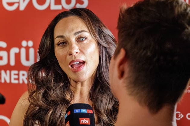 28.05.2026. Düsseldorf. Lilly Becker auf der zweiten Charity Gala zugunsten der Umbrella Stiftung im Hyatt Regency Hotel im Düsseldorfer Medienhafen. Die Umbrella Stiftung setzt sich seit rund 20 Jahren für die medizinische Hilfe von Verletzten und entstellten Personen ein. Gründer Dr. Afschin Fatemi reist dafür regelmäßig ehrenamtlich in Krisengebiete und Flüchtlingslager, um Kinder und Erwachsene mit schweren Verbrennungen, Kriegsverletzungen oder Tumoren kostenlos zu operieren. Düsseldorf Hotel Hyatt Regency, Medienhafen Nordrhein-Westfalen Deutschland *** 28 05 2026 Düsseldorf Lilly Becker at the second charity gala for the Umbrella Foundation at the Hyatt Regency Hotel in Düsseldorfs Medienhafen The Umbrella Foundation has be
