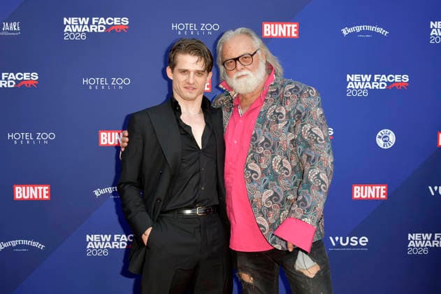 Giulio Brizzi mit Gast bei der Verleihung der Bunte New Faces Awards Film 2026 im Delphi Filmpalast. Berlin, 28.05.2026 *** Giulio Brizzi with guest at the presentation of the Bunte New Faces Awards Film 2026 at the Delphi Filmpalast Berlin, 28 05 2026 Foto:xM.xBehrensx xFuturexImagex new_faces_6577
