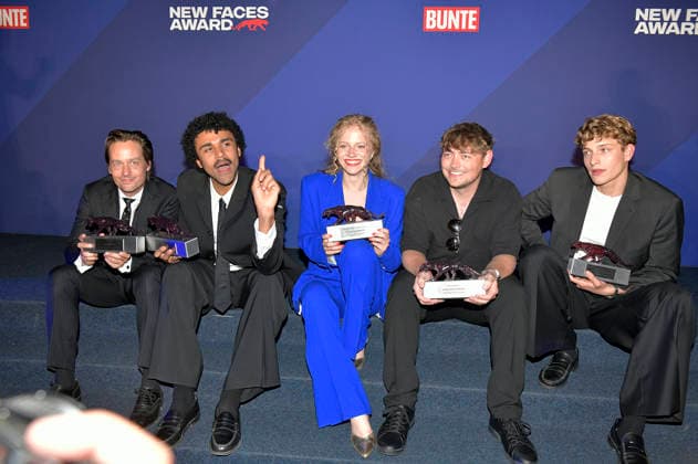 Tom Schilling, Langston Uibel, Kya-Celina Barucki, Marc Philip Ginolas und Jonathan Kriener bei der Verleihung der Bunte New Faces Awards Film 2026 im Delphi Filmpalast. Berlin, 28.05.2026 *** Tom Schilling, Langston Uibel, Kya Celina Barucki, Marc Philip Ginolas and Jonathan Kriener at the presentation of the Bunte New Faces Awards Film 2026 at the Delphi Filmpalast Berlin, 28 05 2026 Foto:xM.xBehrensx xFuturexImagex new_faces_6677