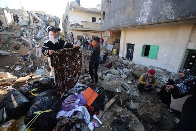 Residents Inspect Rubble After An Israeli Airstrike In Deir Al-Balah People inspect the rubble of a building destroyed in an Israeli airstrike in Deir al-Balah, in the central Gaza Strip, on May 29, 2026. Gaza Palestine  Copyright: xMajdixFathix originalFilename: fathi-notitle260529_npKKP.jpg
