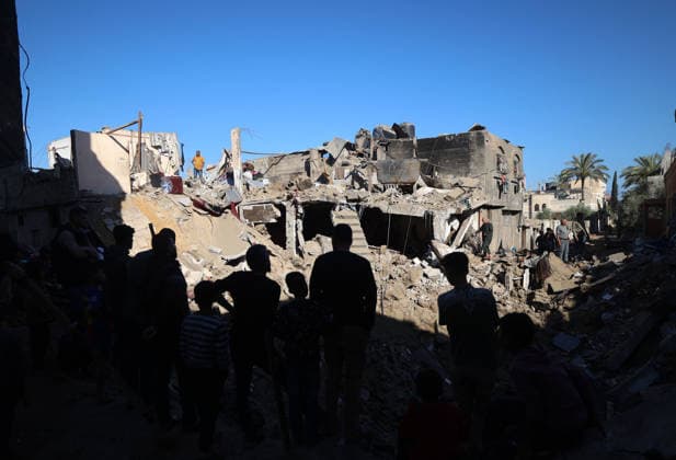 Residents Inspect Rubble After An Israeli Airstrike In Deir Al-Balah People inspect the rubble of a building destroyed in an Israeli airstrike in Deir al-Balah, in the central Gaza Strip, on May 29, 2026. Gaza Palestine  Copyright: xMajdixFathix originalFilename: fathi-notitle260529_np18C.jpg