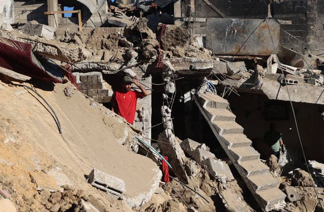 Residents Inspect Rubble After An Israeli Airstrike In Deir Al-Balah People inspect the rubble of a building destroyed in an Israeli airstrike in Deir al-Balah, in the central Gaza Strip, on May 29, 2026. Gaza Palestine  Copyright: xMajdixFathix originalFilename: fathi-notitle260529_npLhH.jpg