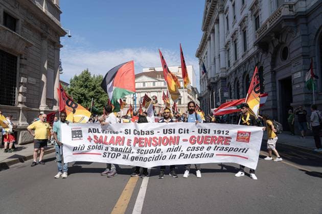 IPA85155999 - Milan, 29 05 26, General strike and procession No to wars and war economy, Yes to the interruption of all political and commercial relations with Israel, With the Palestinian People. From Piazza della Scala to the Prefecture.  Copyright: xGiuliaxSciaccax xGiuliaxSciaccax 85155999
