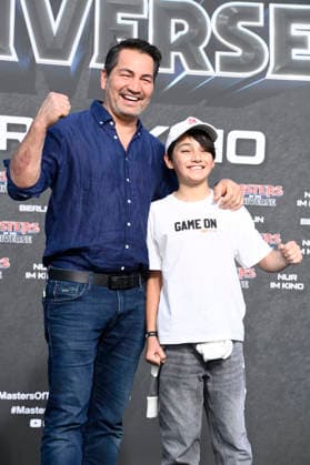 Bülent Sharif mit Sohn Timucin-Khan bei der Premiere des Kinofilms Masters of the Universe im UCI Luxe East Side Gallery. Berlin, 28.05.2026 *** Bülent Sharif with son Timucin Khan at the premiere of the movie Masters of the Universe at UCI Luxe East Side Gallery Berlin, 28 05 2026 Foto:xN.xKubelkax xFuturexImagex masters_berlin_6637