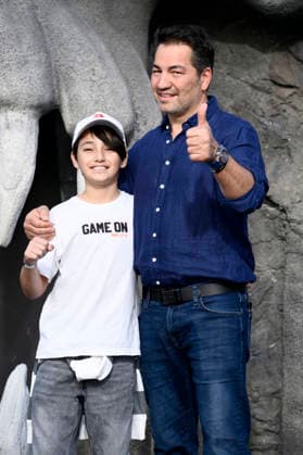 Bülent Sharif mit Sohn Timucin-Khan bei der Premiere des Kinofilms Masters of the Universe im UCI Luxe East Side Gallery. Berlin, 28.05.2026 *** Bülent Sharif with son Timucin Khan at the premiere of the movie Masters of the Universe at UCI Luxe East Side Gallery Berlin, 28 05 2026 Foto:xN.xKubelkax xFuturexImagex masters_berlin_6639