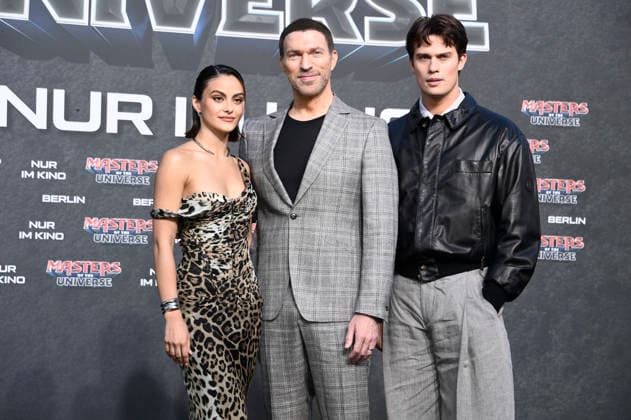 Camila Mendes, Travis Knight und Nicholas Galitzine bei der Premiere des Kinofilms Masters of the Universe im UCI Luxe East Side Gallery. Berlin, 28.05.2026 *** Camila Mendes, Travis Knight and Nicholas Galitzine at the premiere of the movie Masters of the Universe at UCI Luxe East Side Gallery Berlin, 28 05 2026 Foto:xN.xKubelkax xFuturexImagex masters_berlin_6698