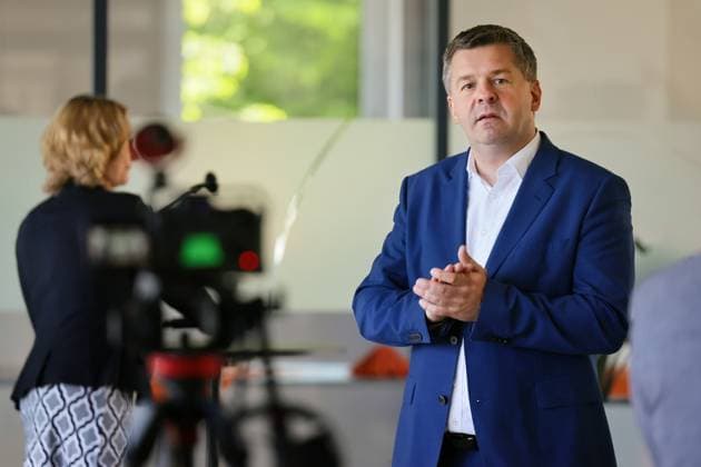 29.05.2026 Ministerpräsident Sven Schulze hat heute gemeinsam Mit Politikern, Vertretern der Salzgitter AG-Tochter Ilsenburger Grobblech GmbH in Ilsenburg im Landkreis Harz in Sachsen-Anhalt mit der Eröffnung des neuen Ausbildungs- und Kommunikationszentrums ein deutliches Zeichen für die Zukunft des Industriestandortes Ilsenburg gesetzt. Ilsenburg Sachsen-Anhalt Deutschland *** 29 05 2026 Together with politicians and representatives of the Salzgitter AG subsidiary Ilsenburger Grobblech GmbH in Ilsenburg in the Harz district of Saxony-Anhalt, Minister President Sven Schulze today sent a clear signal for the future of Ilsenburg as an industrial location with the opening of the new training and communication center Ilsenburg Saxony-A