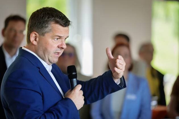 29.05.2026 Ministerpräsident Sven Schulze hat heute gemeinsam Mit Politikern, Vertretern der Salzgitter AG-Tochter Ilsenburger Grobblech GmbH in Ilsenburg im Landkreis Harz in Sachsen-Anhalt mit der Eröffnung des neuen Ausbildungs- und Kommunikationszentrums ein deutliches Zeichen für die Zukunft des Industriestandortes Ilsenburg gesetzt. Ilsenburg Sachsen-Anhalt Deutschland *** 29 05 2026 Together with politicians and representatives of the Salzgitter AG subsidiary Ilsenburger Grobblech GmbH in Ilsenburg in the Harz district of Saxony-Anhalt, Minister President Sven Schulze today sent a clear signal for the future of Ilsenburg as an industrial location with the opening of the new training and communication center Ilsenburg Saxony-A