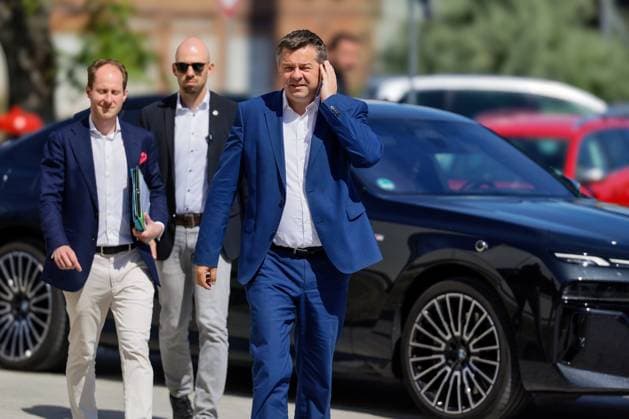 29.05.2026 Ministerpräsident Sven Schulze, hier bei seinem Eintreffen vor Ort, hat heute gemeinsam mit Politikern, Vertretern der Salzgitter AG-Tochter Ilsenburger Grobblech GmbH in Ilsenburg im Landkreis Harz in Sachsen-Anhalt mit der Eröffnung des neuen Ausbildungs- und Kommunikationszentrums ein deutliches Zeichen für die Zukunft des Industriestandortes Ilsenburg gesetzt. Ilsenburg Sachsen-Anhalt Deutschland *** 29 05 2026 Minister President Sven Schulze, here arriving on site, today joined politicians and representatives of Salzgitter AG subsidiary Ilsenburger Grobblech GmbH in Ilsenburg in the Harz district of Saxony-Anhalt to open the new training and communication center, sending a clear signal for the future of Ilsenburg as