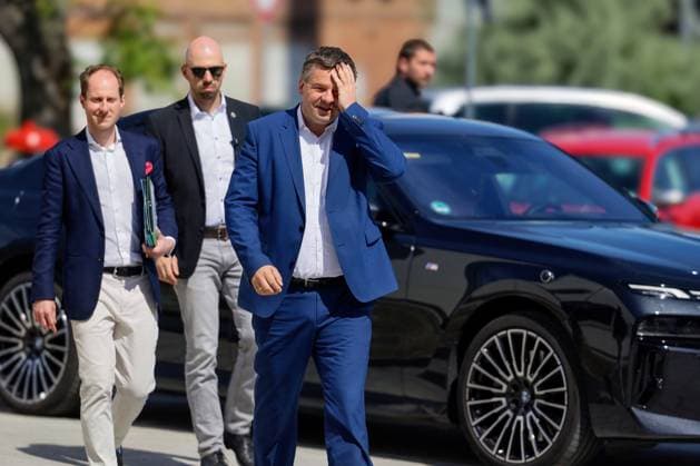 29.05.2026 Ministerpräsident Sven Schulze, hier bei seinem Eintreffen vor Ort, hat heute gemeinsam mit Politikern, Vertretern der Salzgitter AG-Tochter Ilsenburger Grobblech GmbH in Ilsenburg im Landkreis Harz in Sachsen-Anhalt mit der Eröffnung des neuen Ausbildungs- und Kommunikationszentrums ein deutliches Zeichen für die Zukunft des Industriestandortes Ilsenburg gesetzt. Ilsenburg Sachsen-Anhalt Deutschland *** 29 05 2026 Minister President Sven Schulze, here arriving on site, today joined politicians and representatives of Salzgitter AG subsidiary Ilsenburger Grobblech GmbH in Ilsenburg in the Harz district of Saxony-Anhalt to open the new training and communication center, sending a clear signal for the future of Ilsenburg as
