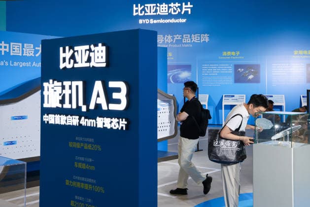 (260529) -- SHENZHEN, May 29, 2026 -- Visitors view a Xuanji A3 chip from BYD during the Guangdong-Hong Kong-Macao Greater Bay Area (GBA) Auto Show 2026 in Shenzhen, south China s Guangdong Province, on May 29, 2026. The Guangdong-Hong Kong-Macao Greater Bay Area (GBA) Auto Show 2026 kicked off at Shenzhen World Exhibition & Convention Center on Friday. Themed with Focus on Technology, Future and Market, the show features over 100 brands and over 1,300 models, and runs till June 7. ) CHINA-GUANGDONG-SHENZHEN-GBA AUTO SHOW 2026 (CN) LiangxXu 