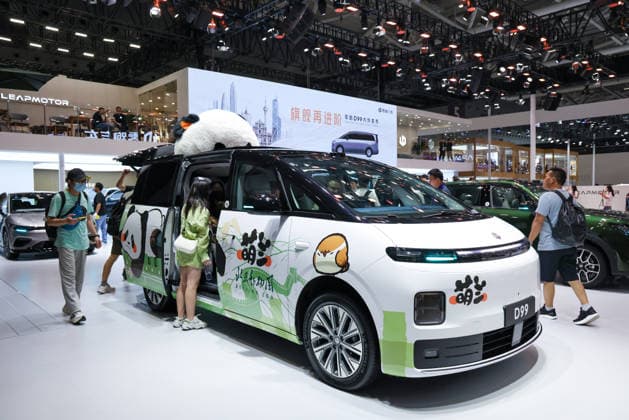 (260529) -- SHENZHEN, May 29, 2026 -- Visitors view a Leapmotor D99 MPV featuring Menglan , a giant panda at Beijing Zoo, during the Guangdong-Hong Kong-Macao Greater Bay Area (GBA) Auto Show 2026 in Shenzhen, south China s Guangdong Province, on May 29, 2026. The Guangdong-Hong Kong-Macao Greater Bay Area (GBA) Auto Show 2026 kicked off at Shenzhen World Exhibition & Convention Center on Friday. Themed with Focus on Technology, Future and Market, the show features over 100 brands and over 1,300 models, and runs till June 7. ) CHINA-GUANGDONG-SHENZHEN-GBA AUTO SHOW 2026 (CN) LiangxXu 