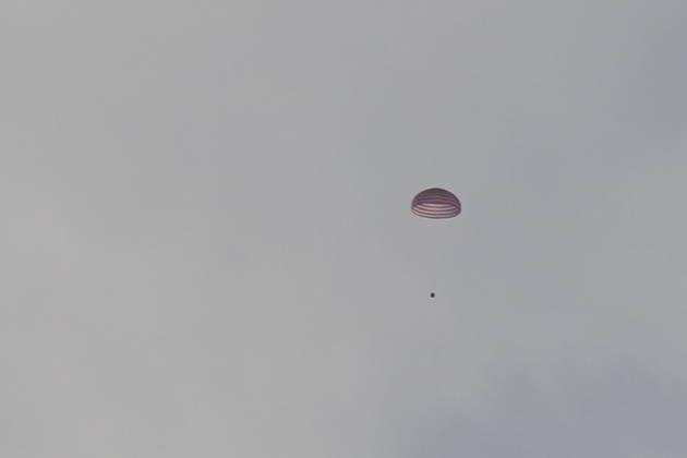 (260529) -- JIUQUAN, May 29, 2026 -- The return capsule of the Shenzhou-22 spaceship, carrying the Shenzhou-21 astronauts Zhang Lu, Wu Fei and Zhang Hongzhang, is about to touch down at the Dongfeng landing site in north China s Inner Mongolia Autonomous Region, on May 29, 2026. ) Photo Flash Shenzhou-22 return capsule touches down on Earth LianxZhen 