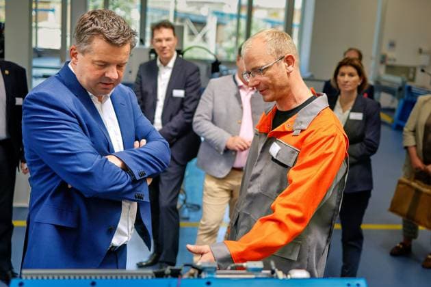 29.05.2026 Ministerpräsident Sven Schulze hat heute gemeinsam Mit Politikern, Vertretern der Salzgitter AG-Tochter Ilsenburger Grobblech GmbH in Ilsenburg im Landkreis Harz in Sachsen-Anhalt mit der Eröffnung des neuen Ausbildungs- und Kommunikationszentrums ein deutliches Zeichen für die Zukunft des Industriestandortes Ilsenburg gesetzt. Ilsenburg Sachsen-Anhalt Deutschland *** 29 05 2026 Together with politicians and representatives of the Salzgitter AG subsidiary Ilsenburger Grobblech GmbH in Ilsenburg in the Harz district of Saxony-Anhalt, Minister President Sven Schulze today sent a clear signal for the future of Ilsenburg as an industrial location with the opening of the new training and communication center Ilsenburg Saxony-A