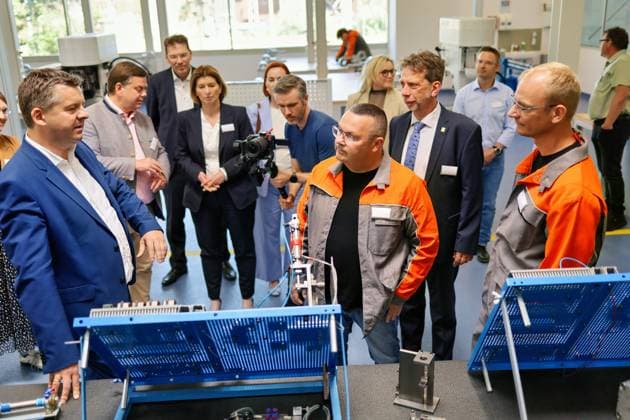 29.05.2026 Ministerpräsident Sven Schulze hat heute gemeinsam Mit Politikern, Vertretern der Salzgitter AG-Tochter Ilsenburger Grobblech GmbH in Ilsenburg im Landkreis Harz in Sachsen-Anhalt mit der Eröffnung des neuen Ausbildungs- und Kommunikationszentrums ein deutliches Zeichen für die Zukunft des Industriestandortes Ilsenburg gesetzt. Ilsenburg Sachsen-Anhalt Deutschland *** 29 05 2026 Together with politicians and representatives of the Salzgitter AG subsidiary Ilsenburger Grobblech GmbH in Ilsenburg in the Harz district of Saxony-Anhalt, Minister President Sven Schulze today sent a clear signal for the future of Ilsenburg as an industrial location with the opening of the new training and communication center Ilsenburg Saxony-A