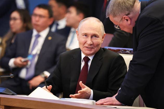 KAZAKHSTAN, ASTANA - MAY 29, 2026: Russia s President Vladimir Putin (L) talks to Deputy Prime Minister Alexei Overchuk during an expanded meeting of the Supreme Eurasian Economic Council. Alexander Kazakov Russian Presid  93165053