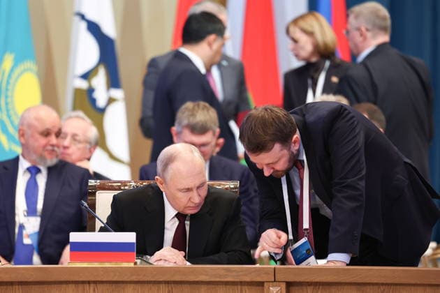 KAZAKHSTAN, ASTANA - MAY 29, 2026: Russia s President Vladimir Putin (L) talks to Deputy Chief of Staff of the Russian Presidential Executive Office Maxim Oreshkin during an expanded meeting of the Supreme Eurasian Economic Council at the Palace of Independence. Alexander Kazakov Russian Presidential Press and Information Office TASS  93163217
