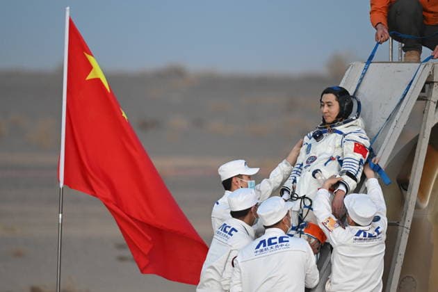 (260529) -- JIUQUAN, May 29, 2026 -- Astronaut Wu Fei, a member of the Shenzhou-21 crew, is out of the Shenzhou-22 spaceship s return capsule after it touched down at the Dongfeng landing site in north China s Inner Mongolia Autonomous Region, May 29, 2026. The return capsule of the Shenzhou-22 spaceship, carrying the Shenzhou-21 astronauts Zhang Lu, Wu Fei and Zhang Hongzhang, touched down at the Dongfeng landing site on Friday. The three astronauts are all in good health condition, the China Manned Space Agency said, noting that the Shenzhou-21 spaceflight mission is a complete success. ) FOCUS Shenzhou-22 return capsule touches down, astronauts all sound LianxZhen 