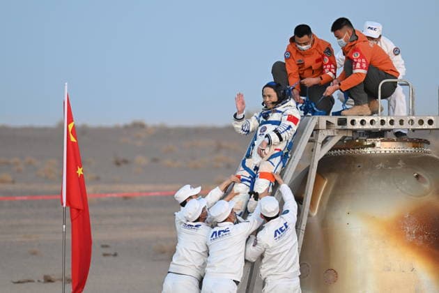 (260529) -- JIUQUAN, May 29, 2026 -- Astronaut Zhang Lu, commander of the three-member Shenzhou-21 crew, is out of the Shenzhou-22 spaceship s return capsule after it touched down at the Dongfeng landing site in north China s Inner Mongolia Autonomous Region, May 29, 2026. The return capsule of the Shenzhou-22 spaceship, carrying the Shenzhou-21 astronauts Zhang Lu, Wu Fei and Zhang Hongzhang, touched down at the Dongfeng landing site on Friday. The three astronauts are all in good health condition, the China Manned Space Agency said, noting that the Shenzhou-21 spaceflight mission is a complete success. ) FOCUS Shenzhou-22 return capsule touches down, astronauts all sound LianxZhen 