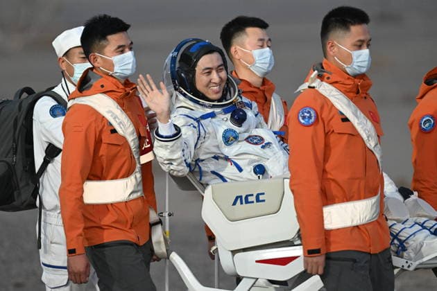 (260529) -- JIUQUAN, May 29, 2026 -- Astronaut Wu Fei, a member of the Shenzhou-21 crew, is out of the Shenzhou-22 spaceship s return capsule after it touched down at the Dongfeng landing site in north China s Inner Mongolia Autonomous Region, May 29, 2026. The return capsule of the Shenzhou-22 spaceship, carrying the Shenzhou-21 astronauts Zhang Lu, Wu Fei and Zhang Hongzhang, touched down at the Dongfeng landing site on Friday. The three astronauts are all in good health condition, the China Manned Space Agency said, noting that the Shenzhou-21 spaceflight mission is a complete success. ) FOCUS Shenzhou-22 return capsule touches down, astronauts all sound LianxZhen 