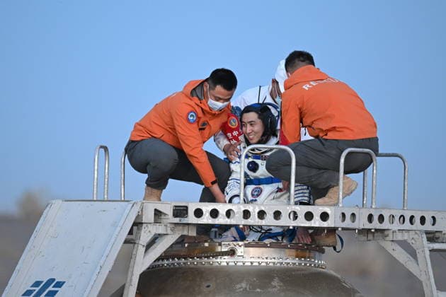 (260529) -- JIUQUAN, May 29, 2026 -- Astronaut Wu Fei, a member of the Shenzhou-21 crew, is out of the Shenzhou-22 spaceship s return capsule after it touched down at the Dongfeng landing site in north China s Inner Mongolia Autonomous Region, May 29, 2026. The return capsule of the Shenzhou-22 spaceship, carrying the Shenzhou-21 astronauts Zhang Lu, Wu Fei and Zhang Hongzhang, touched down at the Dongfeng landing site on Friday. The three astronauts are all in good health condition, the China Manned Space Agency said, noting that the Shenzhou-21 spaceflight mission is a complete success. ) FOCUS Shenzhou-22 return capsule touches down, astronauts all sound LianxZhen 