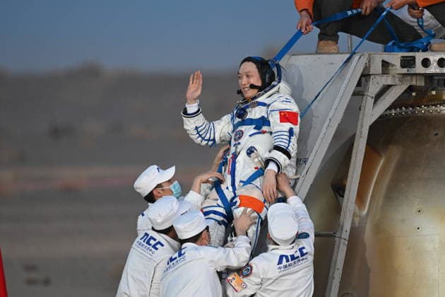 (260529) -- JIUQUAN, May 29, 2026 -- Astronaut Zhang Hongzhang, a member of the Shenzhou-21 crew, is out of the Shenzhou-22 spaceship s return capsule after it touched down at the Dongfeng landing site in north China s Inner Mongolia Autonomous Region, May 29, 2026. The return capsule of the Shenzhou-22 spaceship, carrying the Shenzhou-21 astronauts Zhang Lu, Wu Fei and Zhang Hongzhang, touched down at the Dongfeng landing site on Friday. The three astronauts are all in good health condition, the China Manned Space Agency said, noting that the Shenzhou-21 spaceflight mission is a complete success. ) FOCUS Shenzhou-22 return capsule touches down, astronauts all sound LianxZhen 