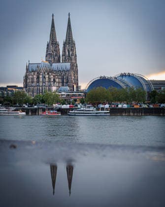 Kölner Dom mit musical dome vom rechten Rheinufer fotografiert. Kölner Dom mit musical dome vom rechten Rheinufer mit Spiegelung der Domtürme fotografiert. Koeln NRW Deutschland *** Cologne cathedral with musical dome photographed from the right bank of the Rhine Cologne cathedral with musical dome photographed from the right bank of the Rhine with reflection of the cathedral towers Cologne NRW Germany Copyright: xBSxPressefoto B.Hoffmannx