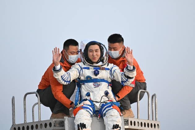 (260529) -- JIUQUAN, May 29, 2026 -- Astronaut Wu Fei, a member of the Shenzhou-21 crew, is out of the Shenzhou-22 spaceship s return capsule after it touched down at the Dongfeng landing site in north China s Inner Mongolia Autonomous Region, May 29, 2026. The return capsule of the Shenzhou-22 spaceship, carrying the Shenzhou-21 astronauts Zhang Lu, Wu Fei and Zhang Hongzhang, touched down at the Dongfeng landing site on Friday. The three astronauts are all in good health condition, the China Manned Space Agency said, noting that the Shenzhou-21 spaceflight mission is a complete success. ) FOCUS Shenzhou-22 return capsule touches down, astronauts all sound LixZhipeng 