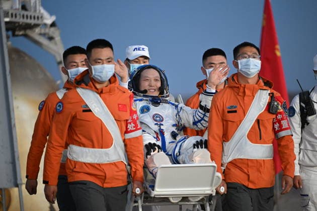 (260529) -- JIUQUAN, May 29, 2026 -- Astronaut Zhang Hongzhang, a member of the Shenzhou-21 crew, is out of the Shenzhou-22 spaceship s return capsule after it touched down at the Dongfeng landing site in north China s Inner Mongolia Autonomous Region, May 29, 2026. The return capsule of the Shenzhou-22 spaceship, carrying the Shenzhou-21 astronauts Zhang Lu, Wu Fei and Zhang Hongzhang, touched down at the Dongfeng landing site on Friday. The three astronauts are all in good health condition, the China Manned Space Agency said, noting that the Shenzhou-21 spaceflight mission is a complete success. ) FOCUS Shenzhou-22 return capsule touches down, astronauts all sound LixZhipeng 