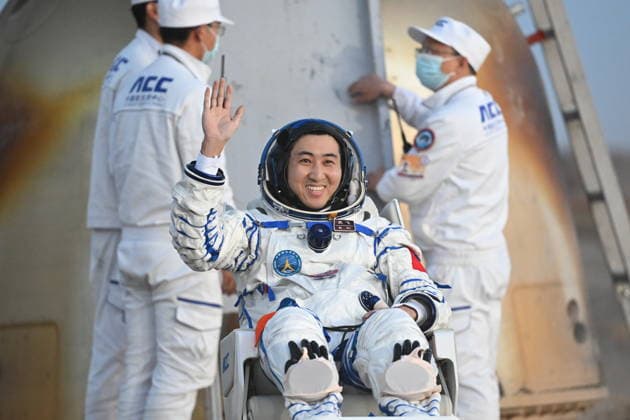 (260529) -- JIUQUAN, May 29, 2026 -- Astronaut Wu Fei, a member of the Shenzhou-21 crew, is out of the Shenzhou-22 spaceship s return capsule after it touched down at the Dongfeng landing site in north China s Inner Mongolia Autonomous Region, May 29, 2026. The return capsule of the Shenzhou-22 spaceship, carrying the Shenzhou-21 astronauts Zhang Lu, Wu Fei and Zhang Hongzhang, touched down at the Dongfeng landing site on Friday. The three astronauts are all in good health condition, the China Manned Space Agency said, noting that the Shenzhou-21 spaceflight mission is a complete success. ) FOCUS Shenzhou-22 return capsule touches down, astronauts all sound LixZhipeng 