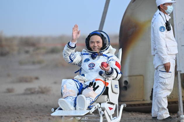 (260529) -- JIUQUAN, May 29, 2026 -- Astronaut Zhang Lu, commander of the three-member Shenzhou-21 crew, is out of the Shenzhou-22 spaceship s return capsule after it touched down at the Dongfeng landing site in north China s Inner Mongolia Autonomous Region, May 29, 2026. The return capsule of the Shenzhou-22 spaceship, carrying the Shenzhou-21 astronauts Zhang Lu, Wu Fei and Zhang Hongzhang, touched down at the Dongfeng landing site on Friday. The three astronauts are all in good health condition, the China Manned Space Agency said, noting that the Shenzhou-21 spaceflight mission is a complete success. ) FOCUS Shenzhou-22 return capsule touches down, astronauts all sound LixZhipeng 