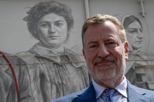 May 29, 2026, Napoli: L ex sindaco di New York Bill De Blasio nel porto di Napoli in visita al murale che ritrae, tra gli emigranti in partenza per l America lo scorso secolo, anche i suoi nonni paterni Giovanni De Blasio e Anna Briganti davanti ai quali non e riuscito a trattenere le lacrime. Napoli 29 maggio 2026. ANSA CIRO FUSCO - - - - - - - - - - - - - - - - - - - - - - - - - - - - - - - - - - - - - - - - - - - - - - Former New York Mayor Bill de Blasio in the port of Naples, visiting the mural which depicts his paternal grandparents, Giovanni De Blasio and Anna Briganti, among the emigrants setting sail for America in the last century; he was unable to hold back his tears as he stood before it. Naples, 29 May 2026. ANSA CIRO FUSCO  - ZUMAa110 20260529_zaf_a110_029 Copyright: xCiroxFuscox