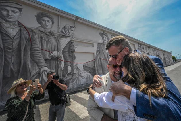 May 29, 2026, Napoli: L ex sindaco di New York Bill De Blasio nel porto di Napoli in visita al murale che ritrae, tra gli emigranti in partenza per l America lo scorso secolo, anche i suoi nonni paterni Giovanni De Blasio e Anna Briganti davanti ai quali non e riuscito a trattenere le lacrime. Napoli 29 maggio 2026. ANSA CIRO FUSCO - - - - - - - - - - - - - - - - - - - - - - - - - - - - - - - - - - - - - - - - - - - - - - Former New York Mayor Bill de Blasio in the port of Naples, visiting the mural which depicts his paternal grandparents, Giovanni De Blasio and Anna Briganti, among the emigrants setting sail for America in the last century; he was unable to hold back his tears as he stood before it. Naples, 29 May 2026. ANSA CIRO FUSCO  - ZUMAa110 20260529_zaf_a110_031 Copyright: xCiroxFuscox