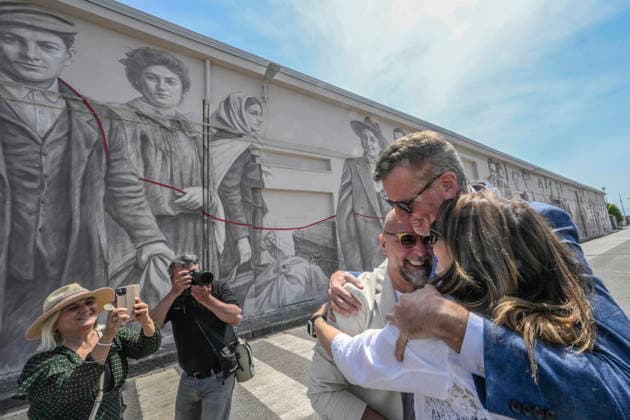 May 29, 2026, Napoli: L ex sindaco di New York Bill De Blasio nel porto di Napoli in visita al murale che ritrae, tra gli emigranti in partenza per l America lo scorso secolo, anche i suoi nonni paterni Giovanni De Blasio e Anna Briganti davanti ai quali non e riuscito a trattenere le lacrime. Napoli 29 maggio 2026. ANSA CIRO FUSCO - - - - - - - - - - - - - - - - - - - - - - - - - - - - - - - - - - - - - - - - - - - - - - Former New York Mayor Bill de Blasio in the port of Naples, visiting the mural which depicts his paternal grandparents, Giovanni De Blasio and Anna Briganti, among the emigrants setting sail for America in the last century; he was unable to hold back his tears as he stood before it. Naples, 29 May 2026. ANSA CIRO FUSCO  - ZUMAa110 20260529_zaf_a110_032 Copyright: xCiroxFuscox
